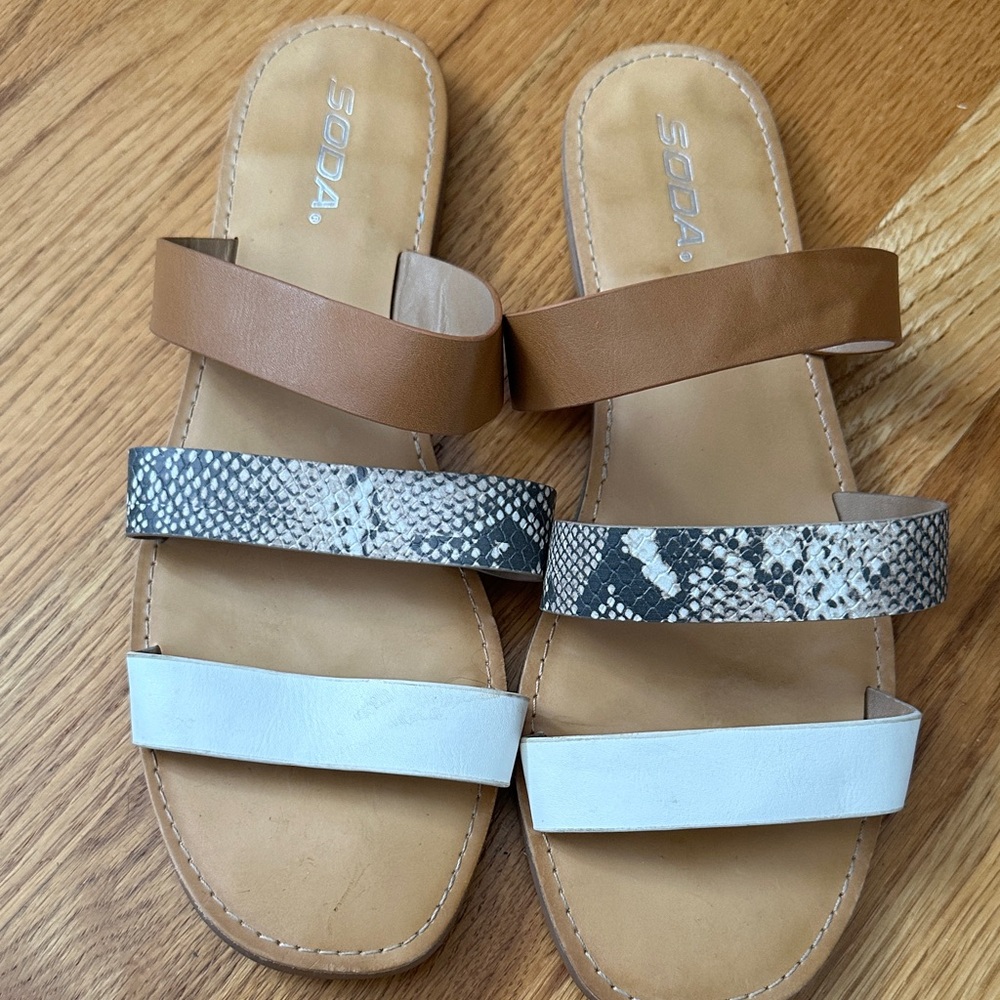 Soda Women's Tan and Snake Pattern Sandals Sz 11
